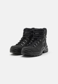 Zwarte wandelschoenen met een stevige rubberen zool, vetersluiting, gewatteerde kraag en een duurzame stoffen bovenkant met logo-accenten.