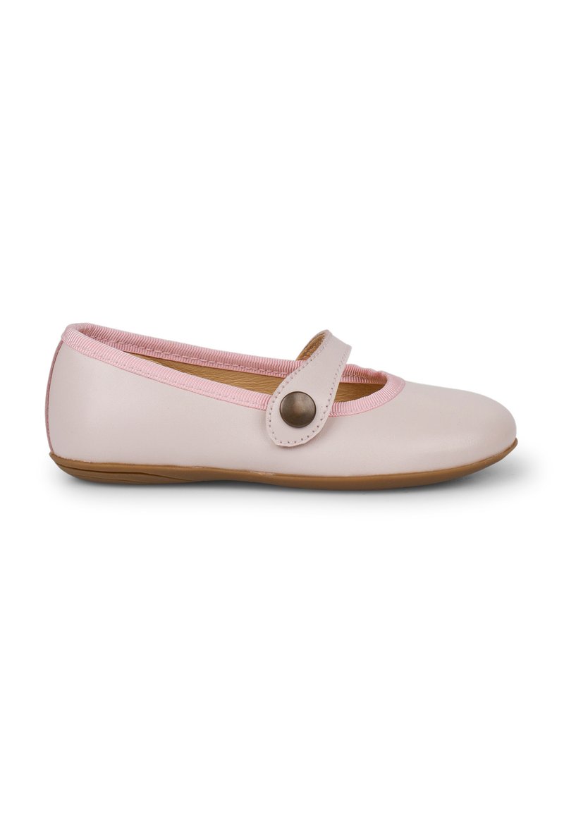 Bailarina en material sintético de color rosa pálido con un ribete texturizado rosa y un detalle de botón marrón en la correa, que presenta una suela de goma flexible.