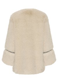 Faux-Fur-Jacke in Creme, mit weichem Material, weiten Ärmeln und schwarzen Akzenten an den Bündchen. Rückansicht, keine Verschlüsse sichtbar.