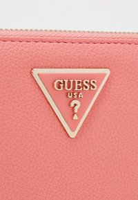 Guess LAUREL LARGE ZIP AROUND - Carteira - coral