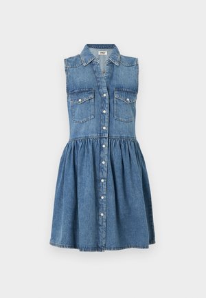 Αμάνικο μπλε τζιν φόρεμα με γιακά, κούμπωμα με κουμπιά μπροστά, δύο τσέπες στο στήθος με καπάκι και λουλούδι στη μέση που δημιουργεί φούστα με φερμουάρ.