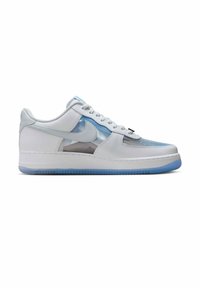 Witte lage sneaker met doorschijnende blauwe panelen, witte Nike-swoosh, witte veters en een ijsblauwe rubberen zool, zijaanzicht.