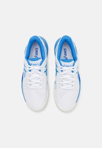 Sapatilhas atléticas brancas com detalhes em azul, parte superior em malha e textura perfurada. Apresentam atacadores brancos e o logotipo da Asics na língua e na lateral.