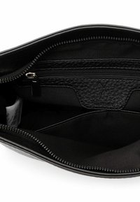 Schwarze Leder-Clutch mit strukturiertem Äußeren, ausgestattet mit einem Reißverschluss und einem Innenraum mit glattem Stofffutter und einer Tasche.