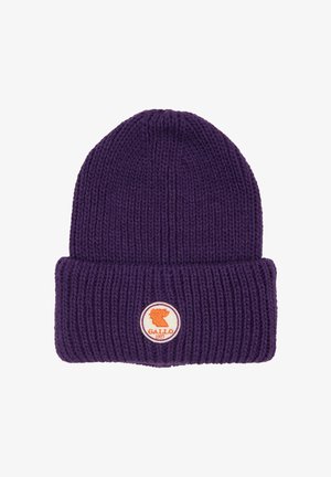 Berretto a maglia viola con trama a coste e risvolto. Presenta un distintivo circolare color crema con un emblema rosso e la scritta "GALLO 1927."