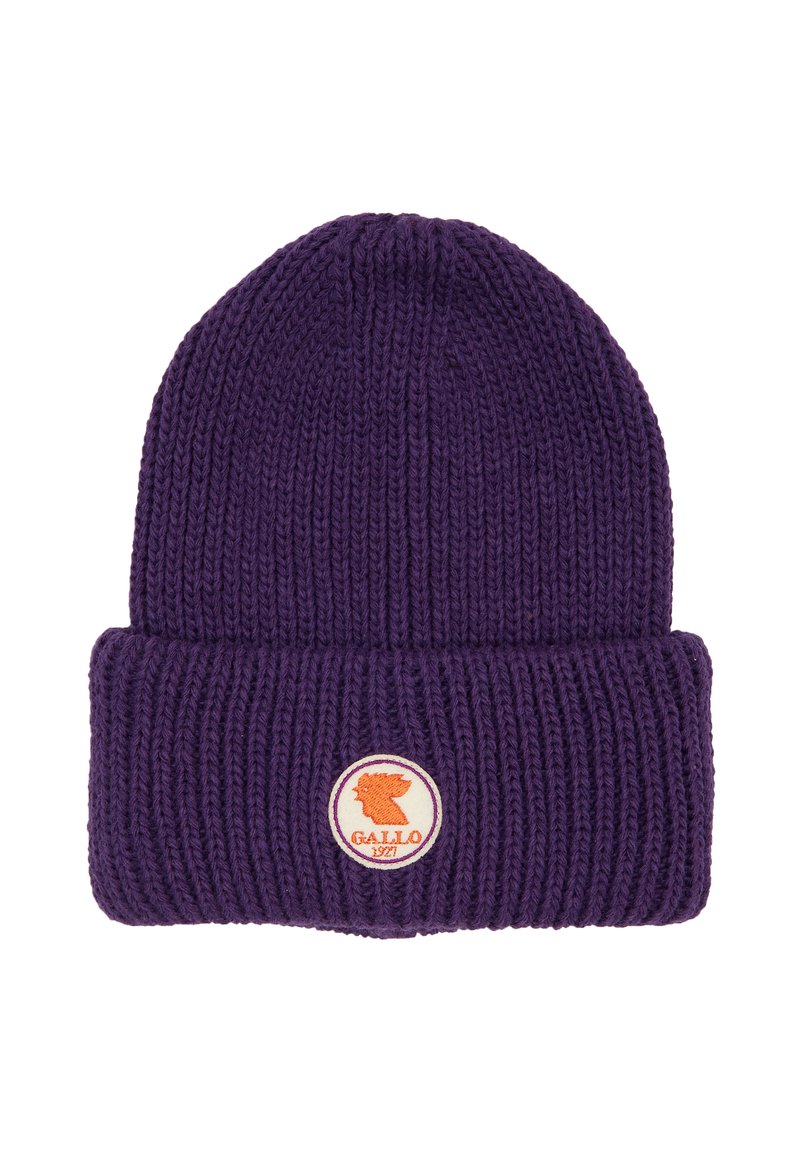 Berretto a maglia viola con trama a coste e risvolto. Presenta un distintivo circolare color crema con un emblema rosso e la scritta "GALLO 1927."
