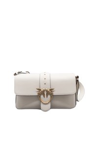 Borsa a mano bianca in pelle con finitura testurizzata, dotata di pattina anteriore, motivo di uccello in tonalità oro e dettagli con borchie. Include una tracolla.