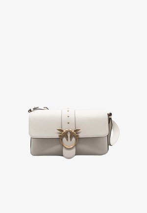 Borsa a mano bianca in pelle con finitura testurizzata, dotata di pattina anteriore, motivo di uccello in tonalità oro e dettagli con borchie. Include una tracolla.