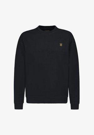 Schwarzer Pullover aus strukturiertem Stoff mit Rundhalsausschnitt, langen Ärmeln und einem kleinen goldenen Logopatch auf der linken Brust.