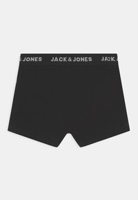 Svarta boxershorts tillverkade av mjukt material med bred resårmidja som har "JACK & JONES" i grå text. Ren design utan mönster.