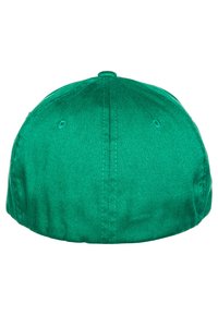 Gorra de béisbol verde, hecha de tela texturizada, con la parte trasera redondeada y costuras visibles. Sin logotipos ni adornos.
