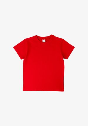 Prosty czerwony T-shirt z krótkim rękawem i okrągłym dekoltem, rozłożony na płasko na białym tle.