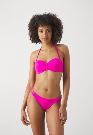 Ženski bikini komplet v svetlo roza barvi, ki vsebuje bandeau zgornji del z zavitim detajlom in spodnji del z nizkim pasom ter izrezanimi detajli na straneh.