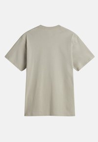 Camiseta de manga corta en gris claro, confeccionada en algodón, con un diseño simple y sin adornos, cuello redondo y un corte relajado. Vista trasera mostrada.