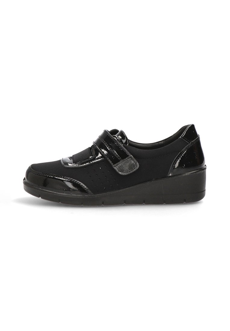 Scarpe nere con tomaia in pelle verniciata, chiusura con strappo in velcro e dettagli testurizzati. Presentano una suola imbottita e un tacco basso a cuneo.
