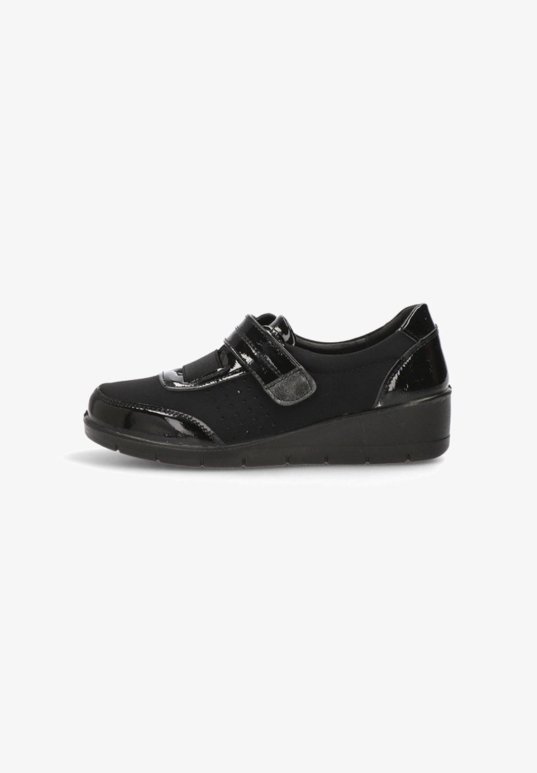 Scarpe nere con tomaia in pelle verniciata, chiusura con strappo in velcro e dettagli testurizzati. Presentano una suola imbottita e un tacco basso a cuneo.