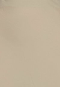 Beige, glat stof med en subtil glans. Lys i farven, uden distinkte mønstre eller teksturer, hvilket giver et enkelt og ensartet udseende.