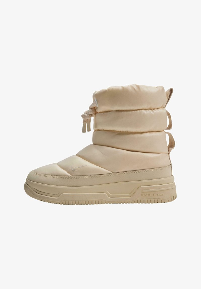 Béžová zateplená bota s prošívaným designem, kulatou špičkou, textilním svrškem, šněrováním a silnou gumovou podešví s vroubkovanými detaily.