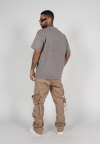 MJ Gonzales HIGHER THAN HEAVEN ACID WASHED HEAVY OVER - T-shirts print - asphalt