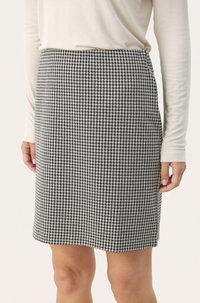 Spódnica w wzór houndstooth w czarno-białej kolorystyce, do kolan, dopasowana, wykonana z teksturowanej tkaniny, z gładkim pasem w talii.