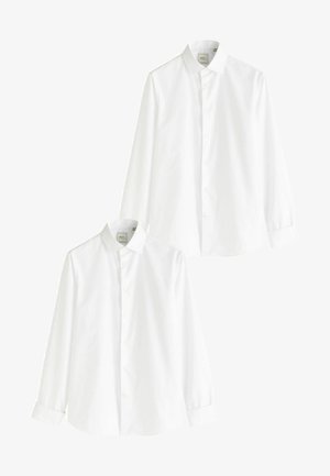 Valkoisia paidanhihoja, joissa on pitkät hihat ja sileä kangas. Ominaisuuksiin kuuluu klassinen kaulus, nappikiinnitys ja kumpparihihansuut. Kaksi paitaa näytetään.