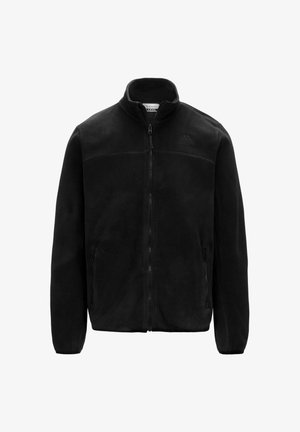 Giacca in pile nera con zip completa, colletto alto, due tasche laterali e un logo discreto sul petto; texture liscia, vestibilità regolare.