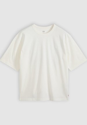 Λευκό κοντομάνικο T-shirt από βαμβάκι. Στρογγυλή λαιμόκοψη, άνετη εφαρμογή, διακριτικό λογότυπο στο στήθος και κόκκινη ετικέτα στο τελείωμα.