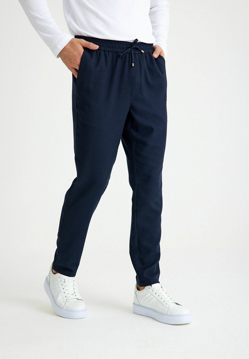 Just Like You HOUNDSTOOTH PATTERN REGULAR FIT JOGGER  WITH SIDE POCKET. - Broek - navy blue