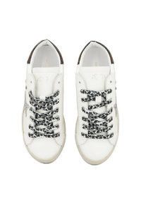 Sneakers bianchi in pelle con lacci neri a stampa leopardata, design low-top, punta arrotondata e dettagli marroni maculati sul tallone.