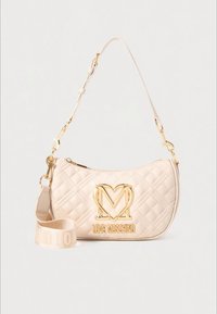 Mala bege acolchoada com ferragens metálicas douradas. Apresenta um logótipo proeminente com o texto "LOVE MOSCHINO" e uma alça destacável.