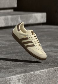 SAMBA OG - Zapatillas - cream white/earth strata/maroon