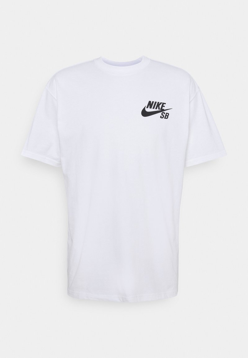 Weißes T-Shirt mit kurzen Ärmeln aus Baumwolle, mit einem schwarzen Nike SB-Logo auf der linken Brust. Einfacher Rundhalsausschnitt und reguläre Passform.