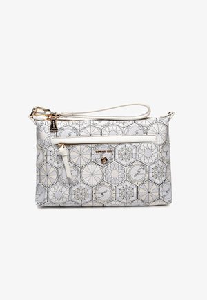 Bolso de cuero blanco con patrones geométricos, que cuenta con un bolsillo con cremallera en la parte frontal, herrajes dorados y una correa ajustable.