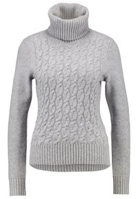 Grå stickad tröja med hög krage, som har ett kabelstickat mönster och ribbade kanter på ärmarna och nederkanten. Mjuk textur, figurnära design.