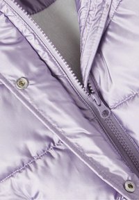 Jasnofioletowa kurtka puchowa o błyszczącej strukturze. Posiada zamek błyskawiczny oraz srebrne akcenty metalowe, prezentując pikowane panele.