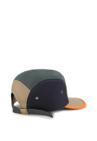 Cappello multicolore con visiera arancione, pannelli blu navy e verde scuro, dettagli beige e una regolazione posteriore con una fibbia metallica.