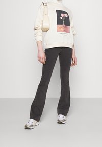Monki Sudadera - off-white