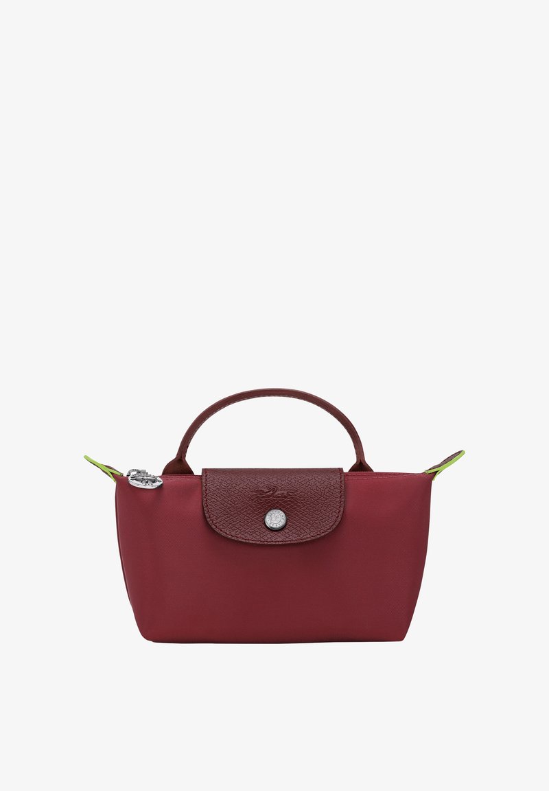 Rote Nylon-Tasche mit einer braunen Lederklappe, rundem Griff und silbernem Druckknopfverschluss. Enthält grüne Akzente und eine strukturierte Klappenoberfläche.