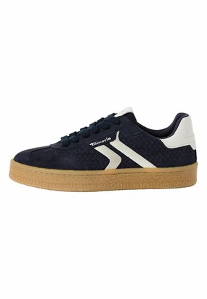 Sneakers in suede blu navy con accenti bianchi e motivo intrecciato, dotate di suola in gomma color caramello e lacci neri. Logo visibile sul lato.