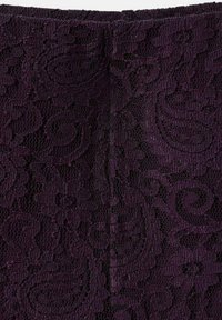 Tessuto in pizzo viola con intricati motivi floreali e swirl, caratterizzato da una finitura testurizzata. Il design presenta una trama delicata e aperta.
