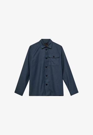 Camisa de botón azul oscuro hecha de una tela suave, con un único bolsillo en el pecho con un botón negro y mangas largas.