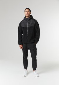 CLOSURE London CRINKLE PANEL JACKET - Overgangsjakke - black