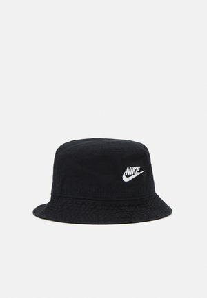 Chapeau bob noir Nike avec logo blanc brodé à l'avant, doté d'un bord incliné vers le bas et d'un design épuré.
