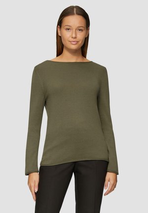 Haut à manches longues vert olive avec un décolleté bateau, design ajusté et texture lisse ; associé à un pantalon noir.