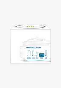 Przezroczysty słoik z białą kremową substancją w środku. Kwadratowe opakowanie z niebieskimi grafikami oznaczającymi kroki rutyny pielęgnacyjnej oraz nazwy produktów.