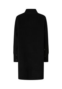 Cappotto oversized nero con colletto alto, polsini a coste e dettagli con bottoni sulle maniche; texture liscia e design minimalista.