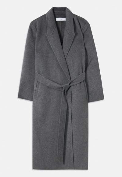 Palton gri din lână, cu mâneci lungi, talie betelată și guler decupat. Are un design curat, minimalist și o textură moale.