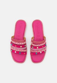 Rosa sandaletter med platt design, som har flera texturerade remmar dekorerade med färgglada fyrkantiga detaljer och flätade mönster.