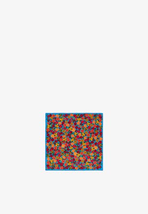 Bufanda floral multicolor con un borde azul. Presenta un patrón de varias rosas en rojo, naranja, amarillo y verde sobre un fondo vívido.