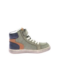 Sneaker alta in suede verde oliva con accenti blu navy e marrone, lacci bianchi e suola in gomma. Cinturino in velcro alla caviglia.